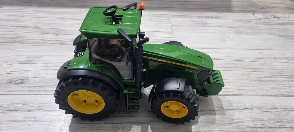 Traktor zabawka john deere 7930