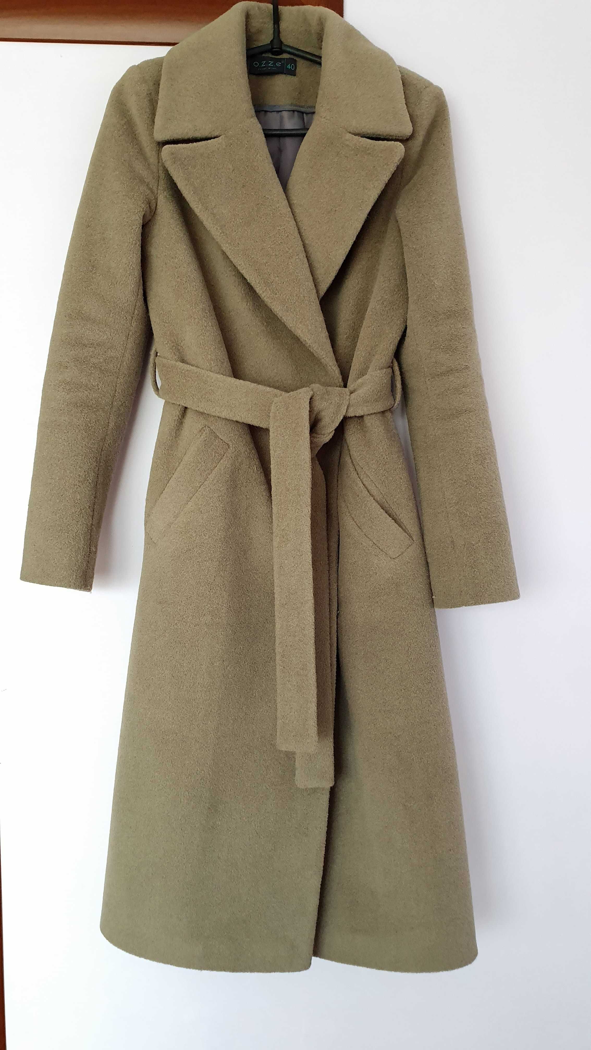 Пальто з поясом оливкового кольору