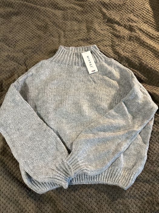 Жіночий вязаний светр