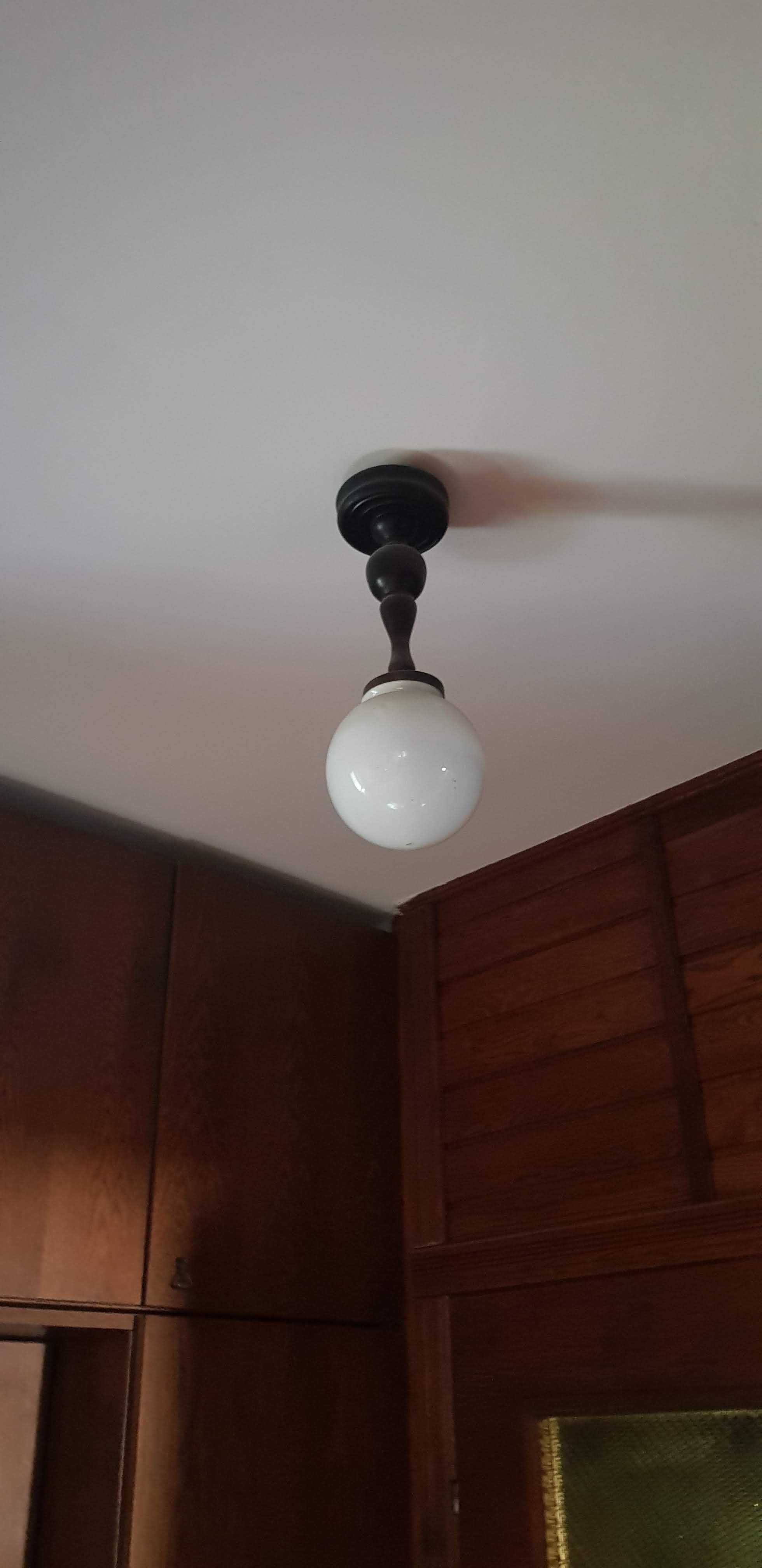 Zestaw stylowych drewnianych lamp, sufitowe i klinkiety