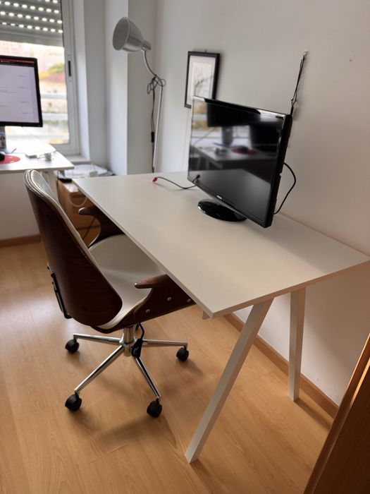 Conjunto de Secretária + Cadeira de Escritório + Ecrã