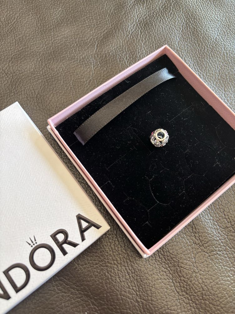 PANDORA srebrny ażurowy charms