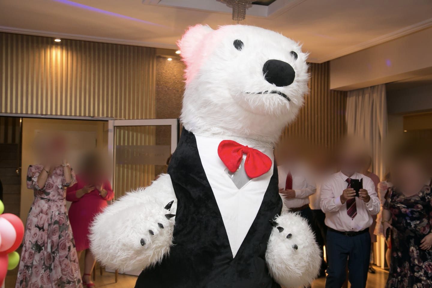 Duży biały miś i  miś panda atrakcja na twoją zabawe