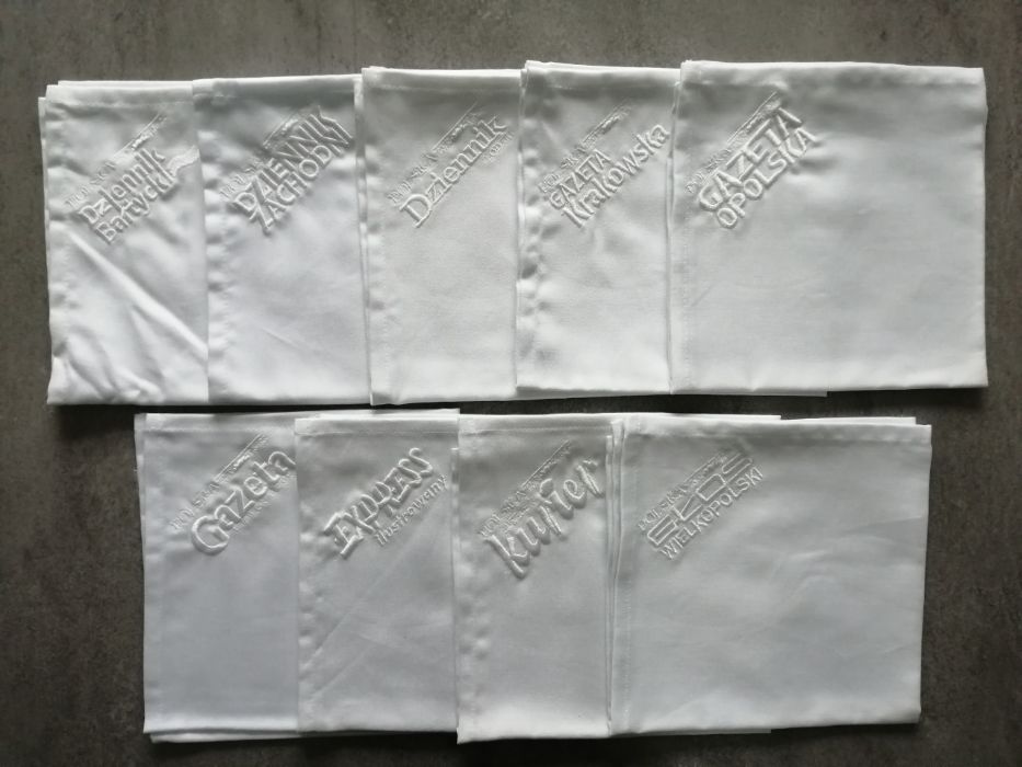 Serwetki bawełniane białe z logo 9 szt.