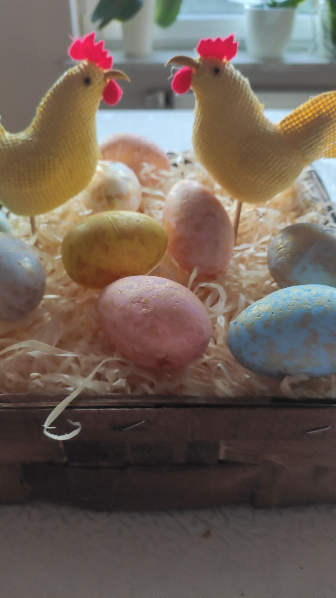 Dekoracja wielkanocna koszyk z jajkami i kurkami