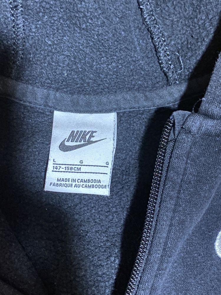 Продам оригинальную кофту Nike на ребенка 147-158