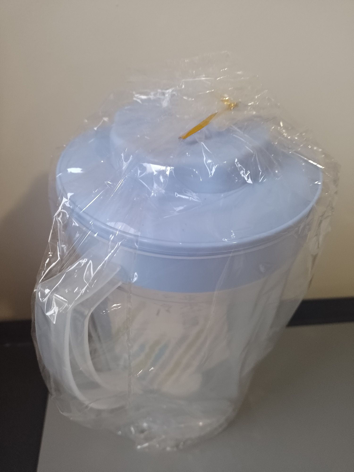 Dzbanek plastikowy 2 L z pokrywką na napoje