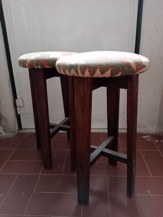 Dois bancos em madeira