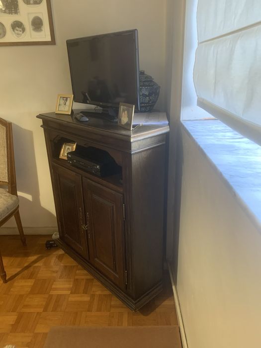 Móvel de canto para televisão.