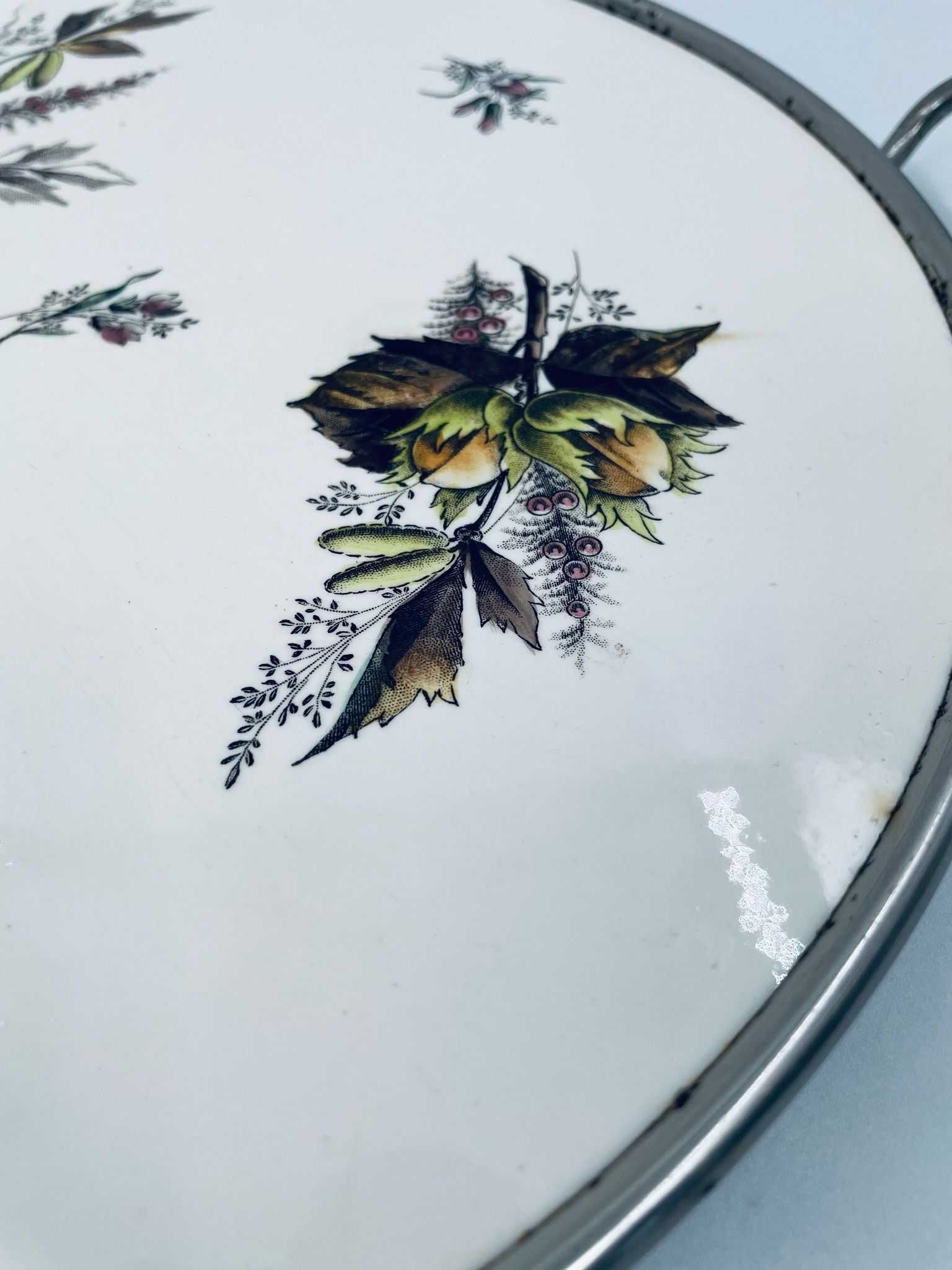Taca, patera porcelanowa z motywem orzechów laskowych