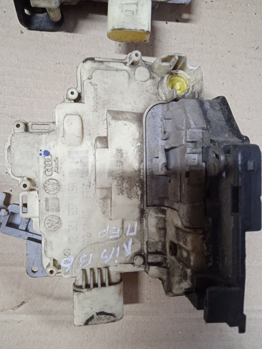 Замки передні ручка ліва Volkswagen Passat B6 Пассат б 6 Golf 5