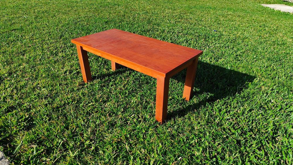 Banco arca e pequena mesa