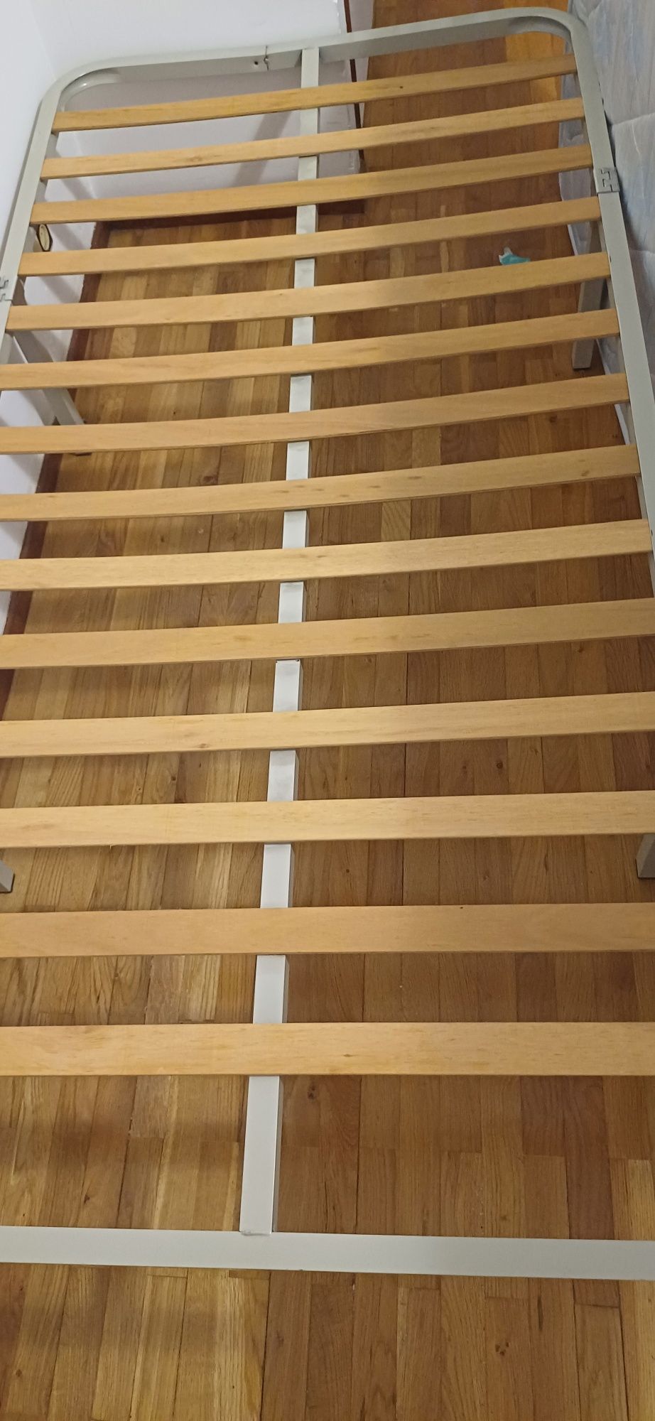 Cama (estrado com pés e colchão)