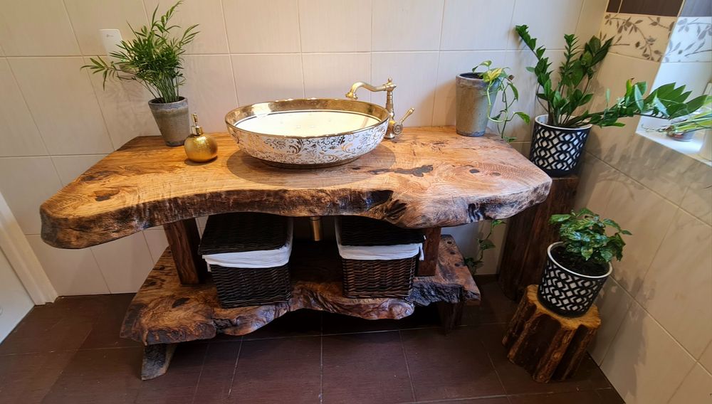 Półka drewniana blat łazienkowy pod umywalkę z naturalną krawędzią dąb