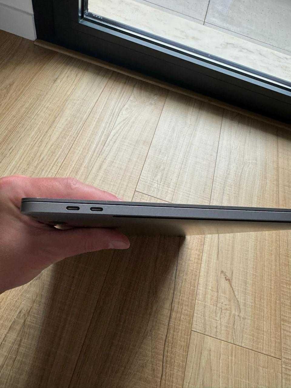 MacBook Pro 16 i7 16GB 512GB