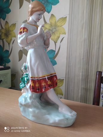 Фарфорова статуетка "дівчина з ромашкою "