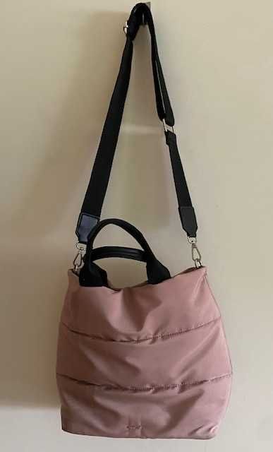 Bolsa Parfois acolchoada beige, com pegas e alça pretas. Muito prática