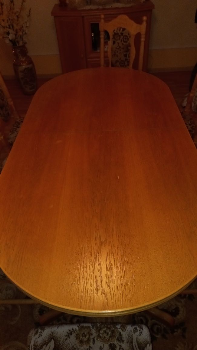 Rozsuwany stół z krzesłami