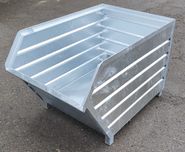 Pojemnik metalowy ze ściętym przodem i nóżkami OSATNIE SZTUKI