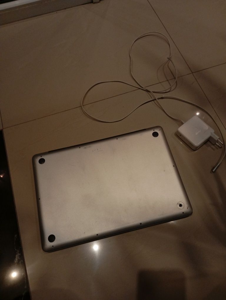 Macbook 2010   8  /  256 intel core I5  диагональ 15 дюймов