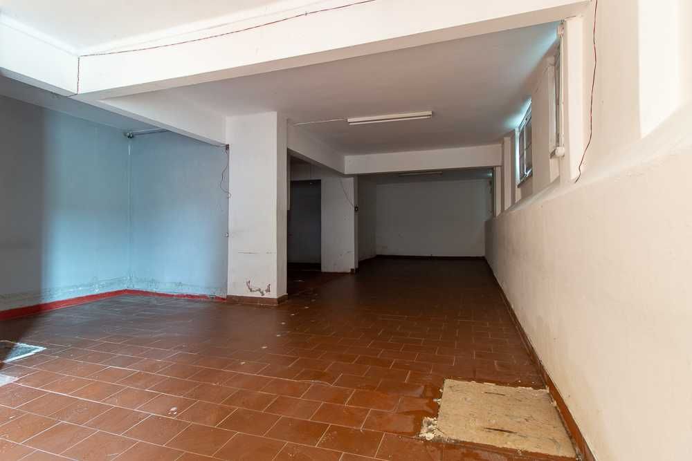 Excelente Armazém, bem situado, junto Estação da Damaia, disponível.