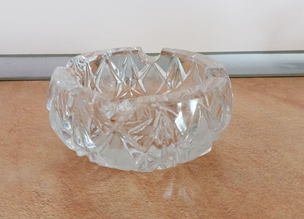 Szklana popielniczka jak kryształ