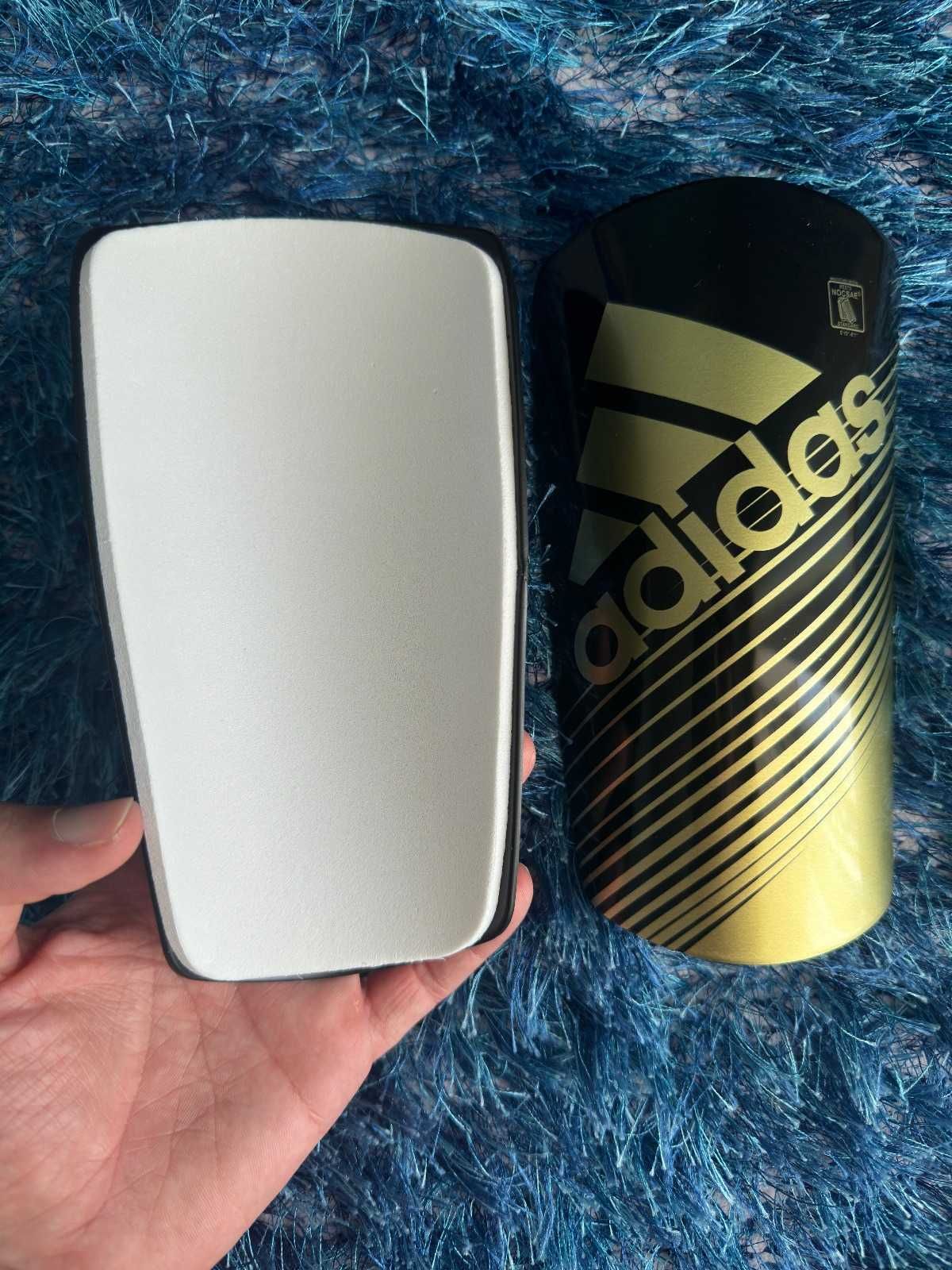 Caneleiras Adidas Pretas e Douradas