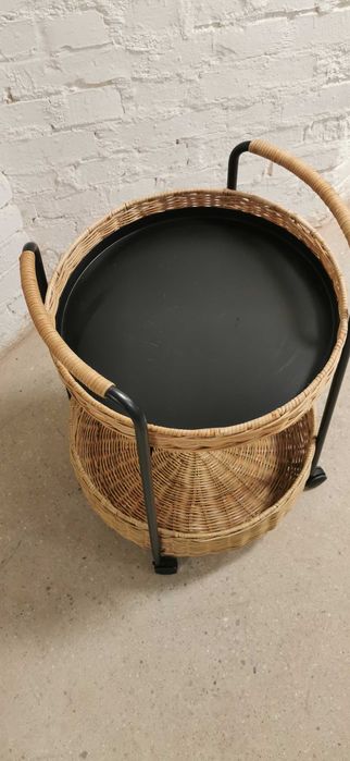 IKEA LUBBAN stolik na kółkach rattan