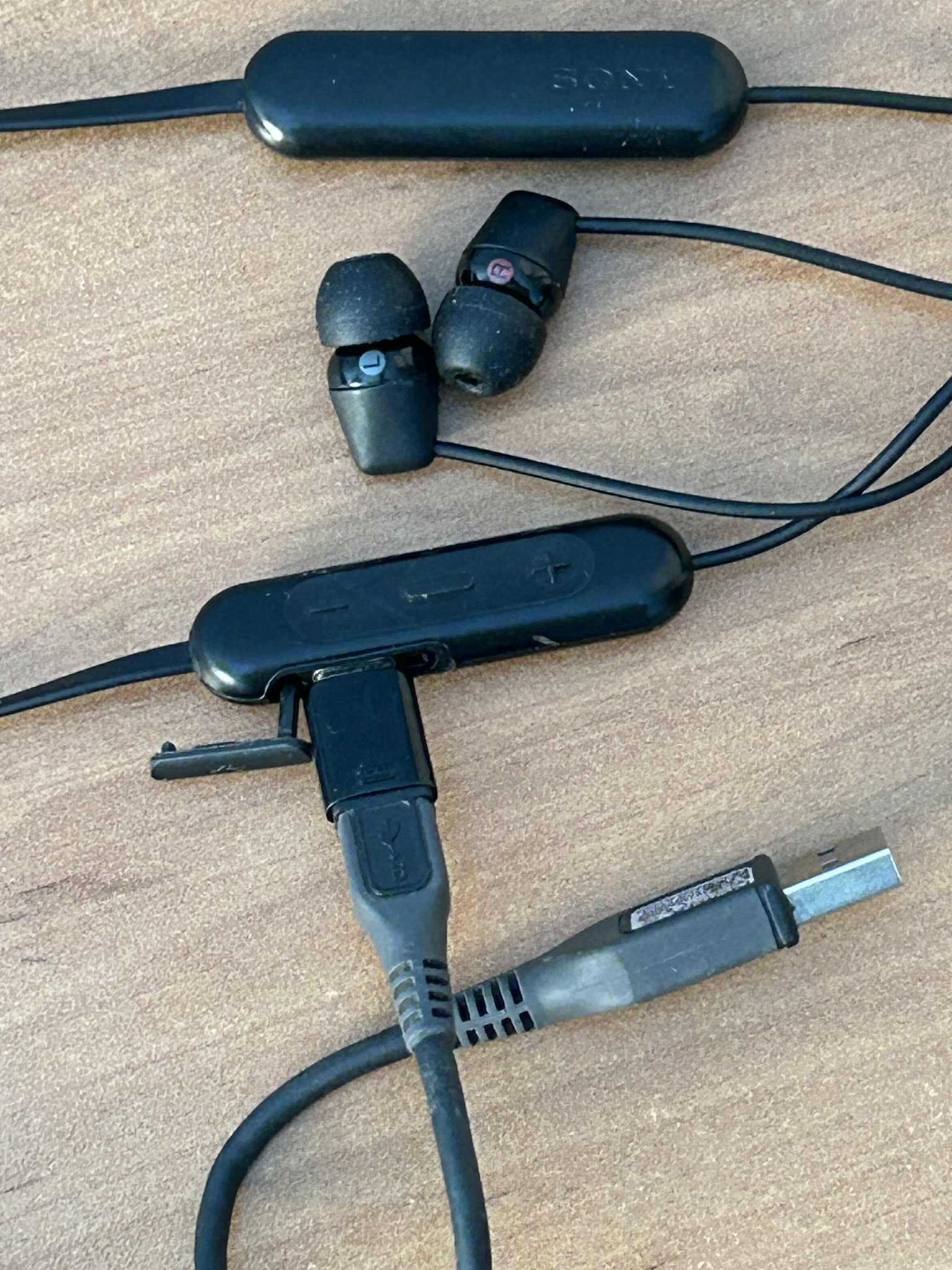 sportowe słuchawki bezprzewodowe bluetooth Sony WI-C200 z kabelkiem