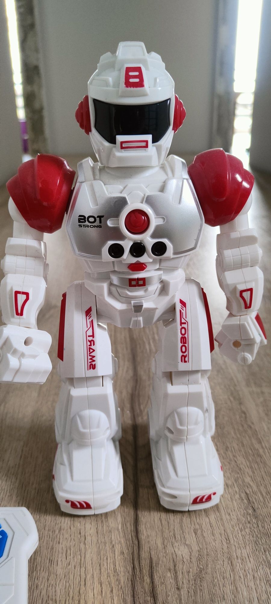 Robot, jeździ, gra