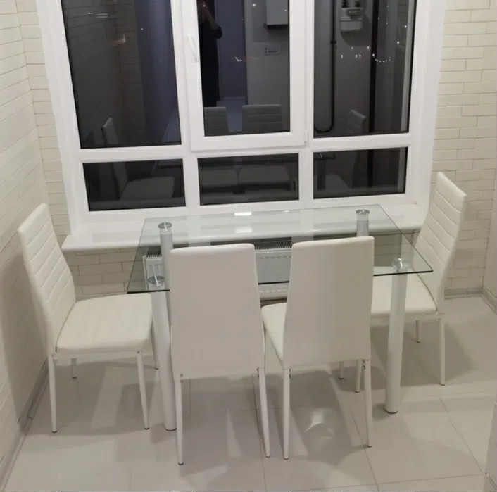 Стеклянный кухонный обеденный стол и стулья Скляний стіл та стільці