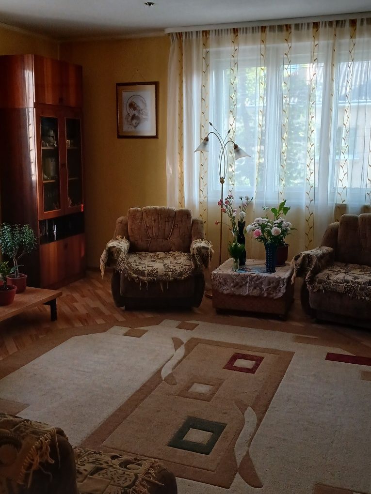 Продам двоповерховий будинок по вул.Короля Данила