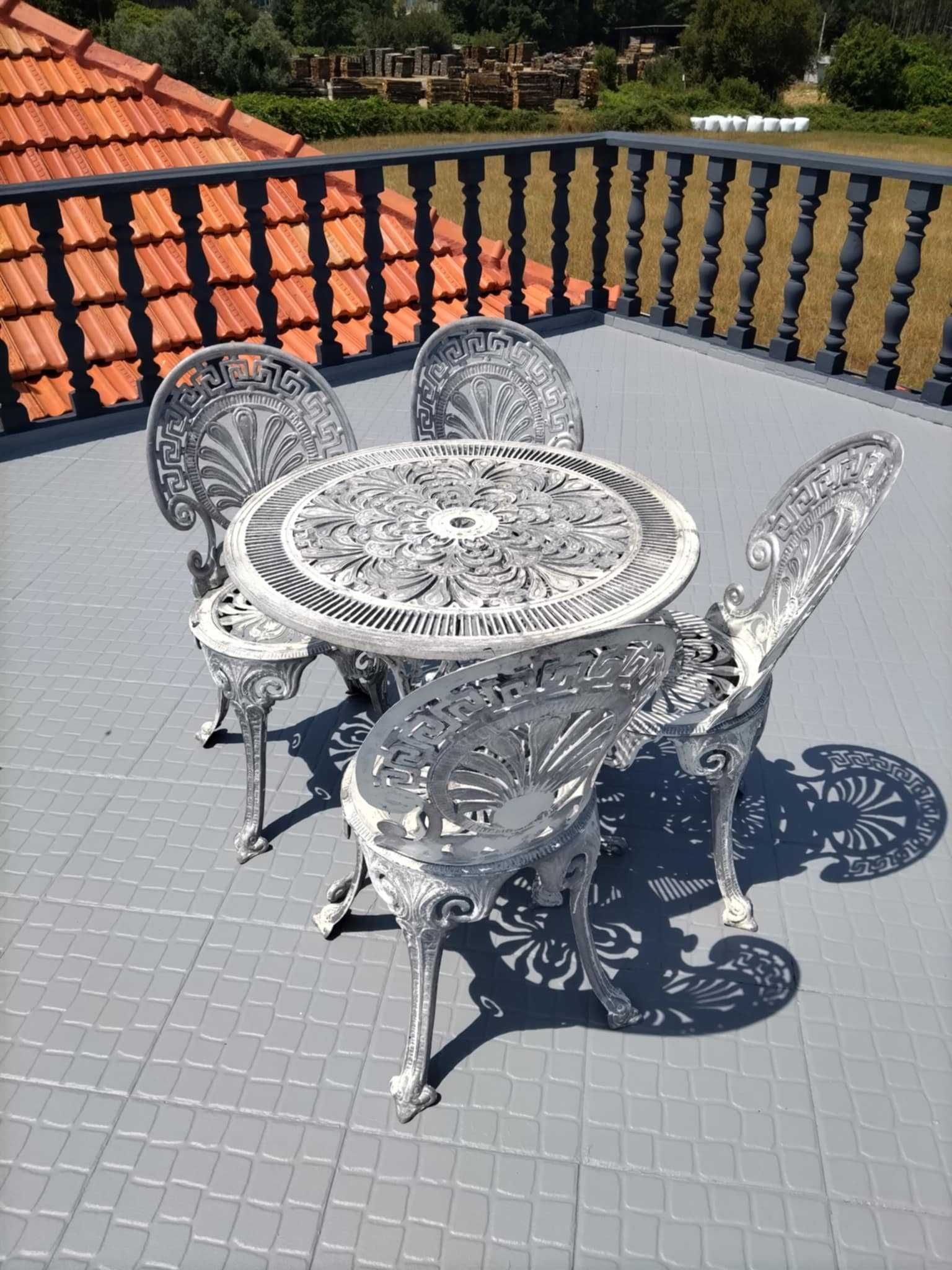 Mesa com 4 cadeiras de jardim em ferro