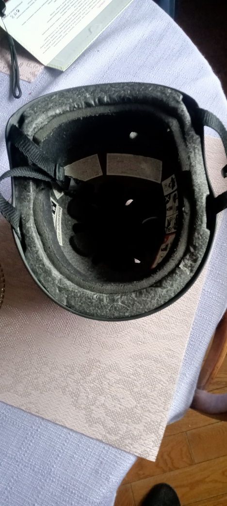 Kask rowerowy w dobrym stanie.