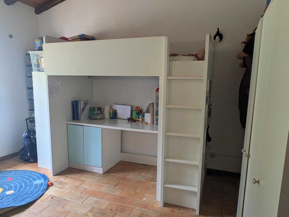 Cama alta com secretaria e arrumação branco IKEA