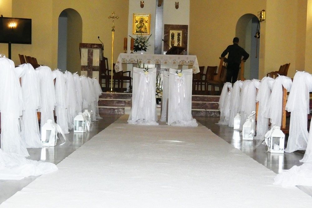 Biały dywan sala kościół śluby