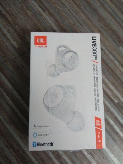 Pudełko po słuchawkach JBL Live 300 TWS.