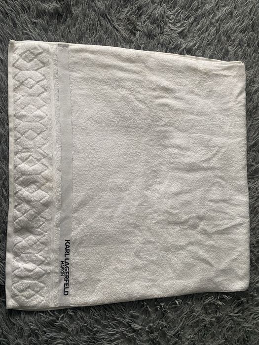 Recznik kąpieloey  KARL LAGERFELD kolor bialy