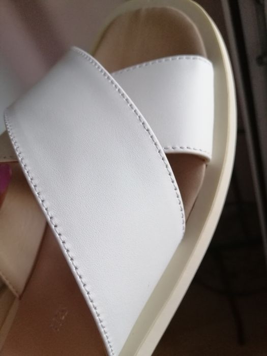 Жіночі шльопанці білі