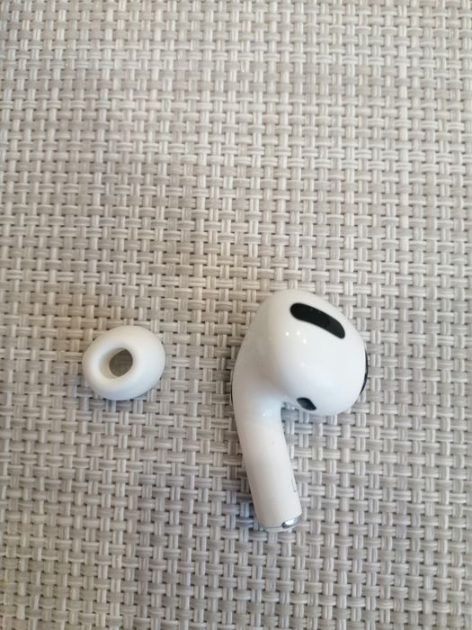 Лівий навушник AirPods Pro