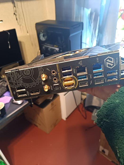 Продам материнську плату ASRock Z790 TAICHI.