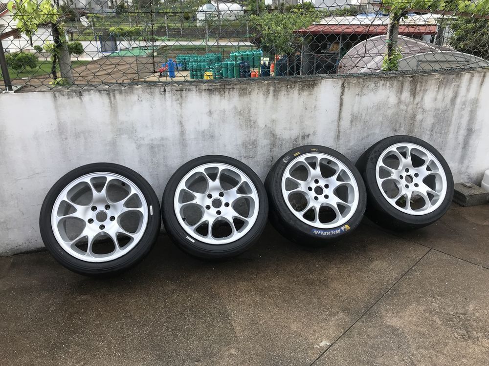 Jantes RH em 17 5x112 com pneus Slicks de competição