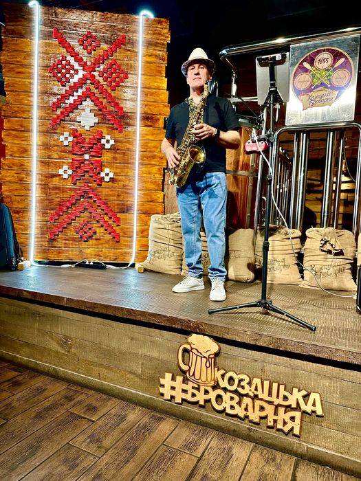 Музикант саксофоніст у місті Кременчук