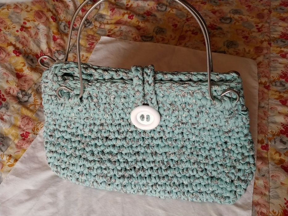 Malas feitas manualmente em tricot