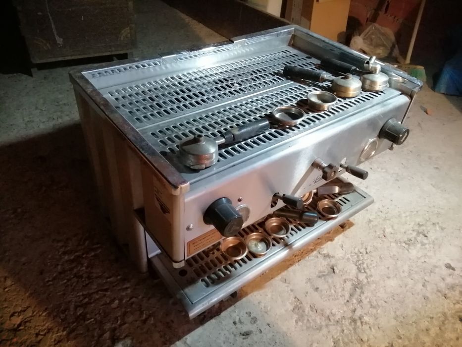 Máquina de café áurea industrial.