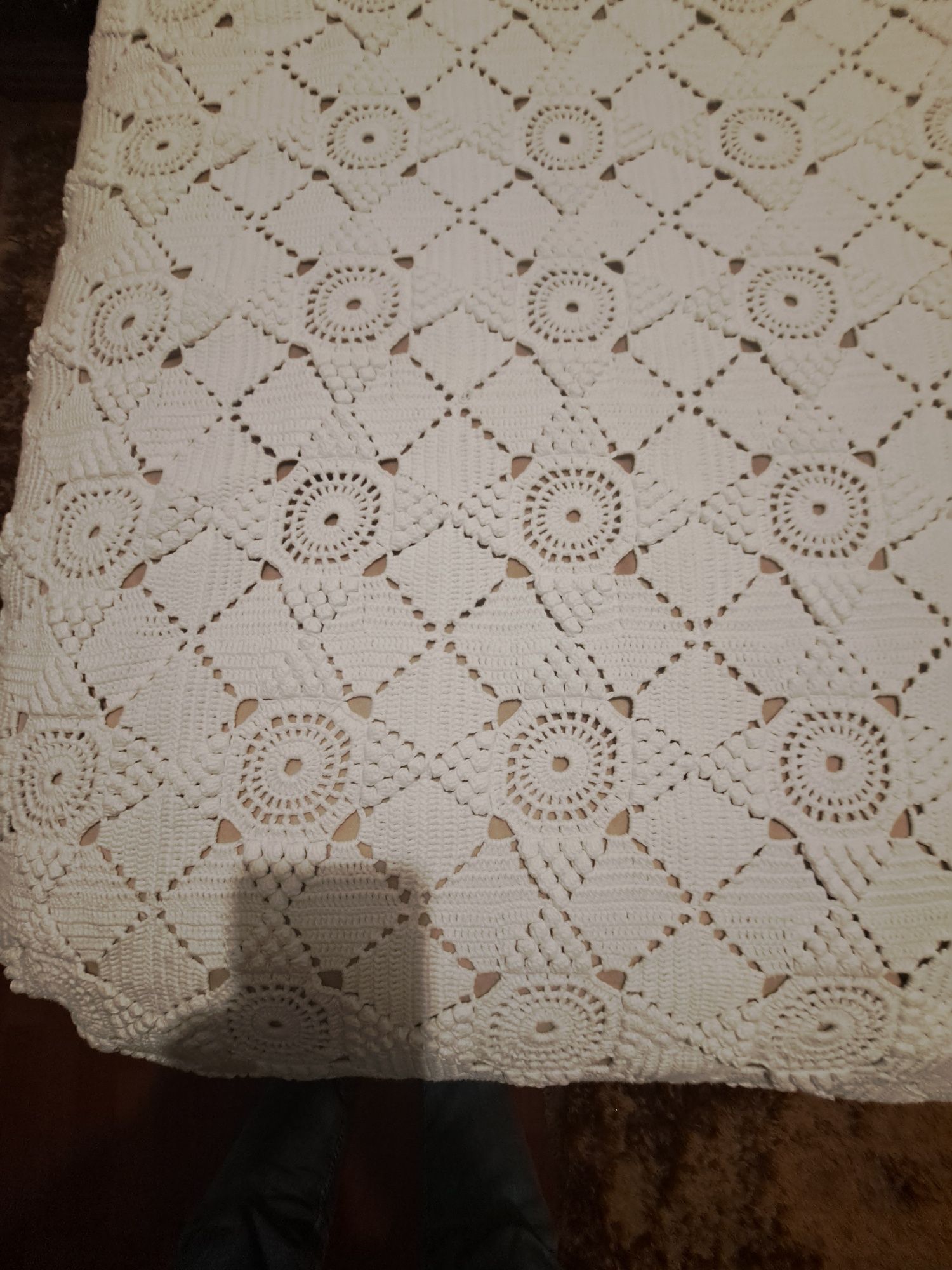 3 Colchas de renda,feitas à mão.