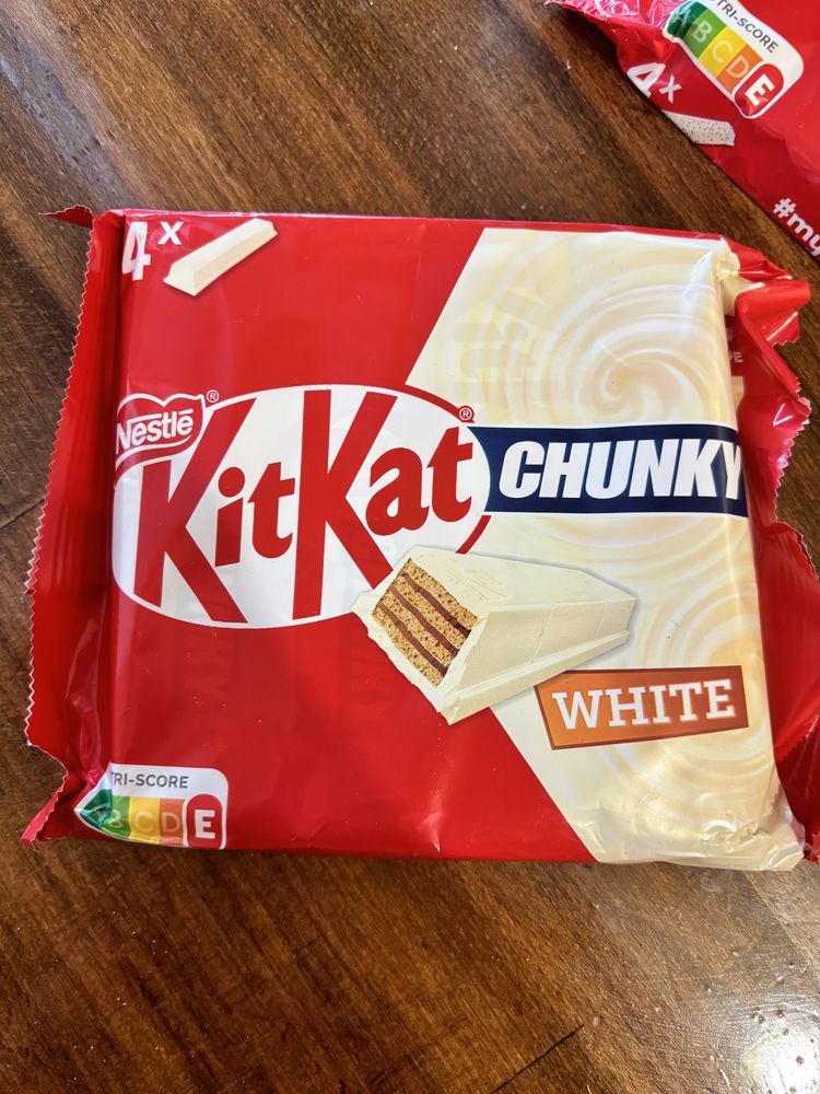 Упаковки батончиків KitKat, Lion