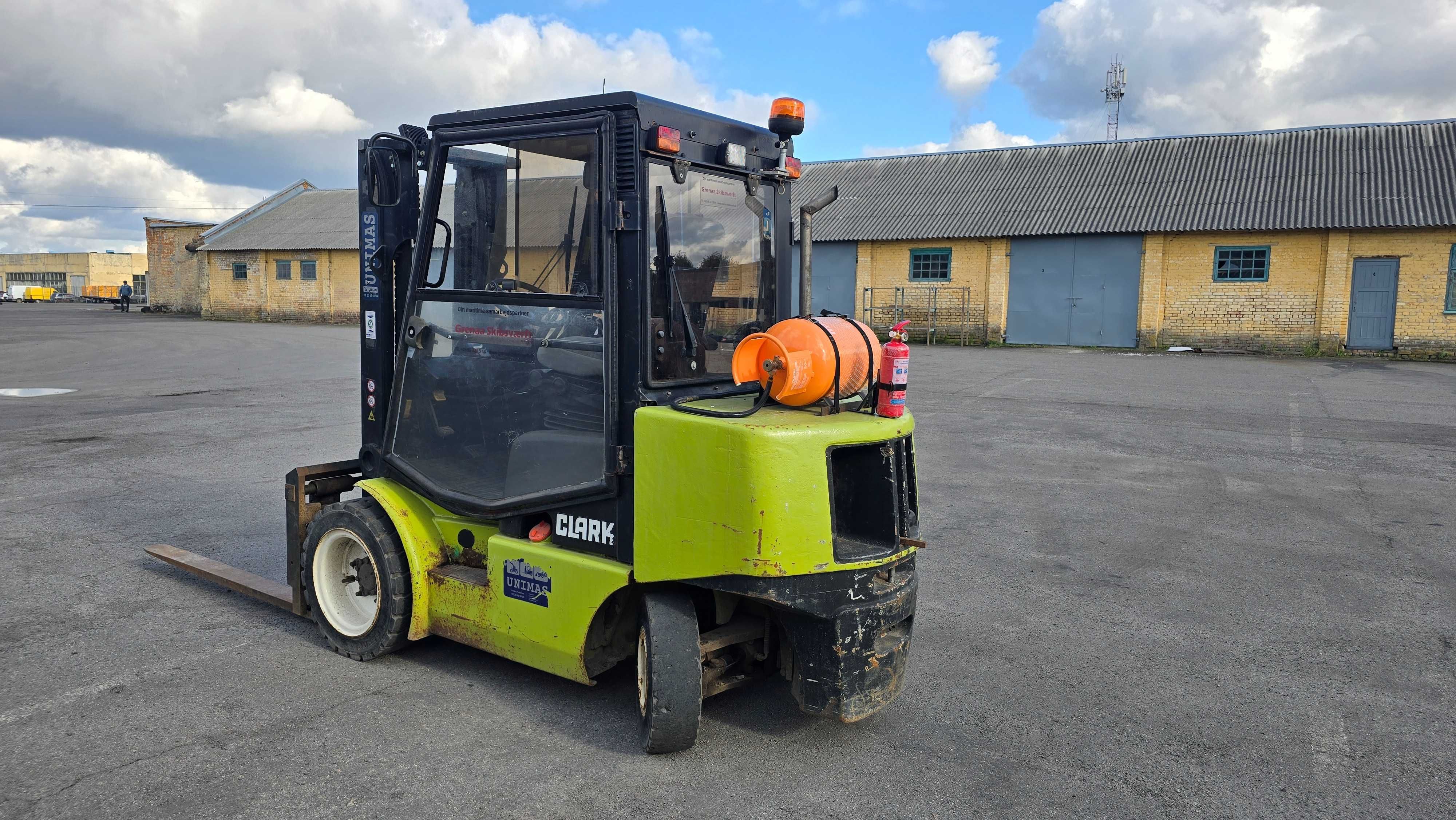Навантажувач вилковий Clark cgp35