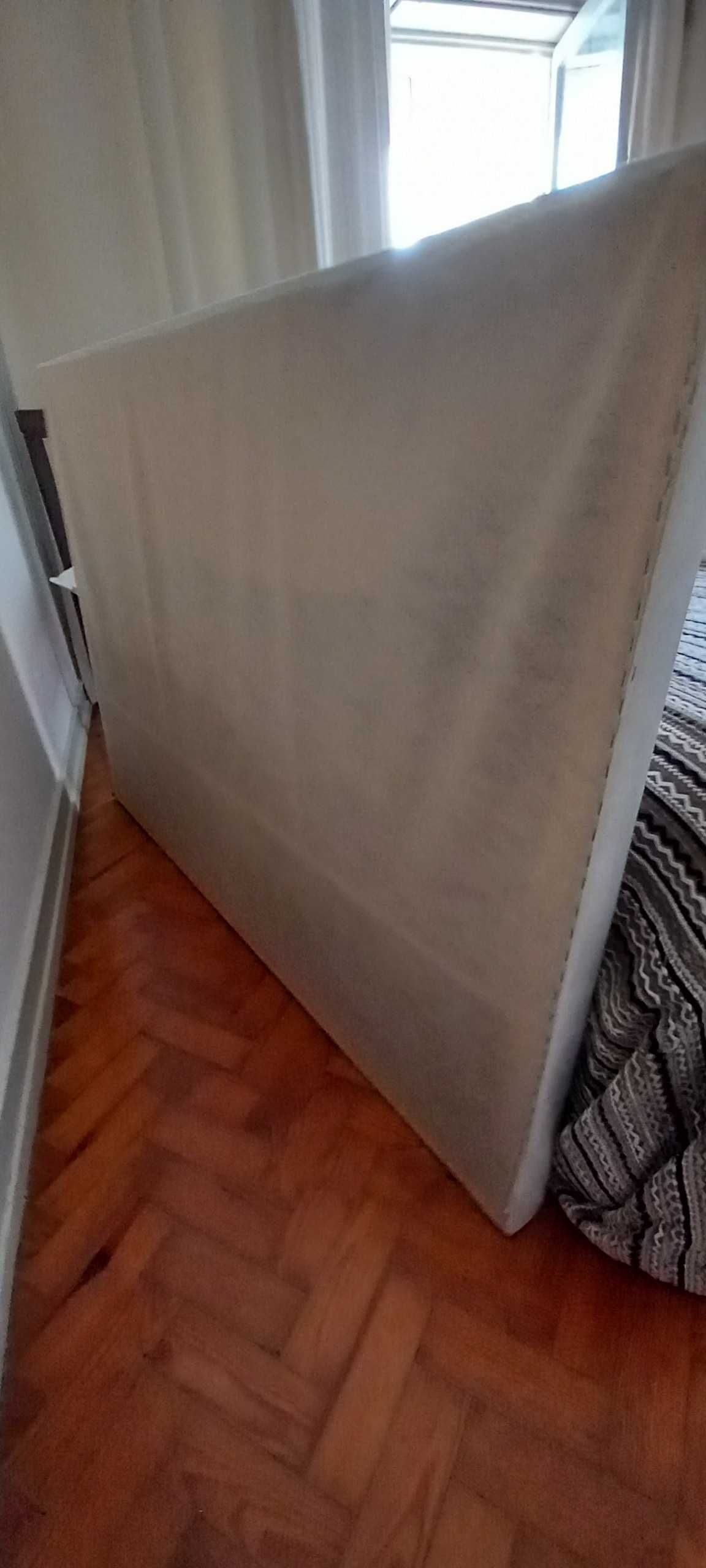 Cabeceira de cama impecável