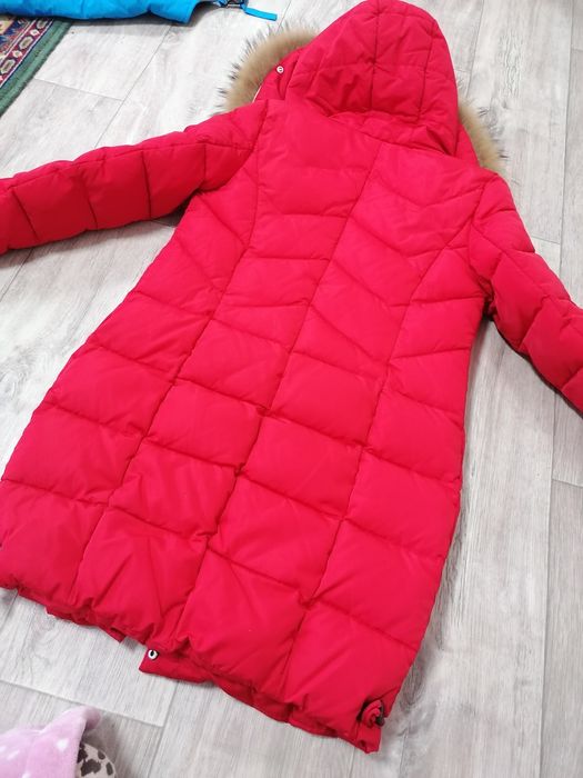 Пуховик S з мехом єнота